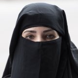 Les présentatrices TV afghanes doivent se couvrir quasi intégralement.